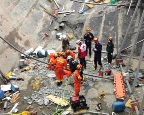 消防救援人員搜救發現一具遇難者遺體,事故已造成5人死亡。 網上圖片