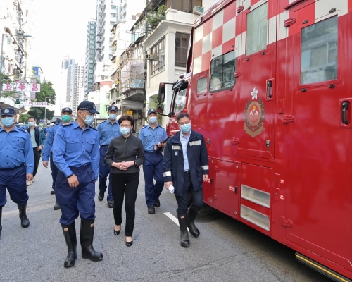 林鄭月娥聯同消防處處長梁偉雄和屋宇署署長余德祥視察昨晚發生致命火災的現場。政府新聞處圖片