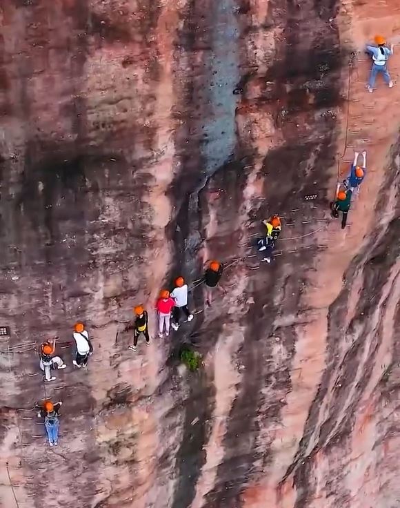 中秋国庆假期间，大批攀岩爱好者出游。影片截图
