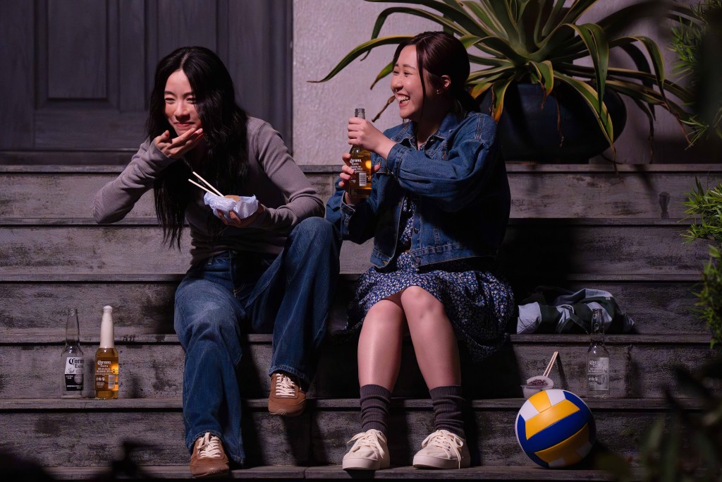 Stephy特別邀請來自舞台劇界的胡希文（YoYo）飾演MV閨蜜。