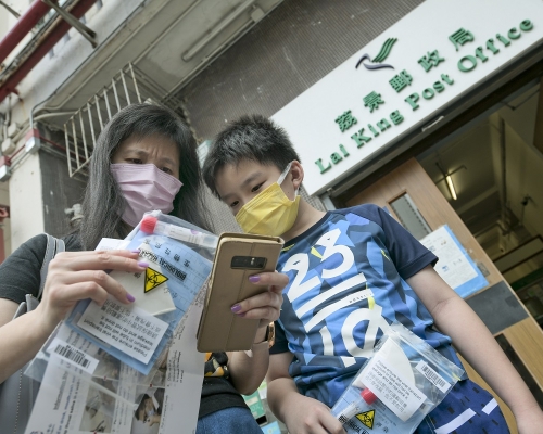 市民領取檢測樣本包。資料圖片