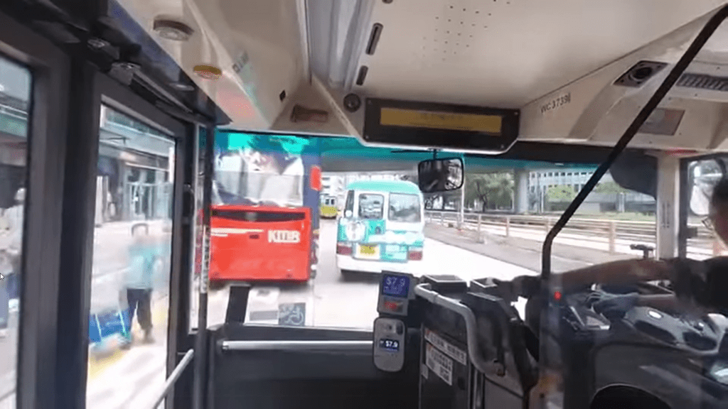 原本位置的乘客以為無法上車,紛紛跑出馬路截車,險象環生。 原本位置的乘客以為無法上車,紛紛跑出馬路截車,險象環生。