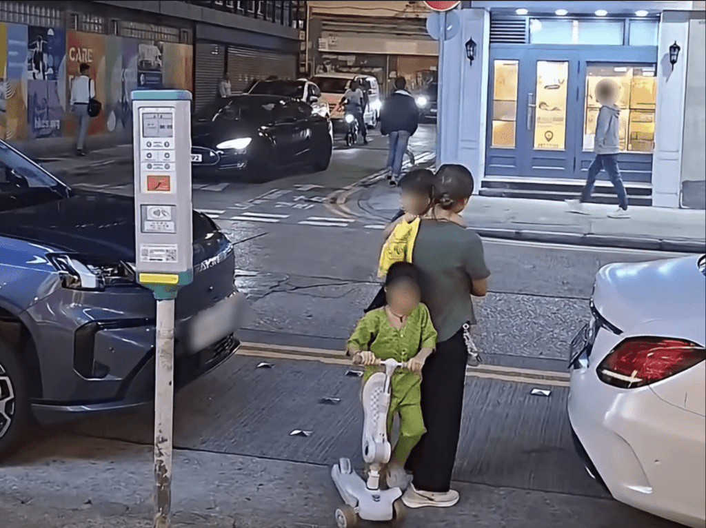 帶着兩幼童的外籍女途人經過,見狀立刻遠離。FB:車Cam L(香港群組) 帶着兩幼童的外籍女途人經過,見狀立刻遠離。FB:車Cam L(香港群組)