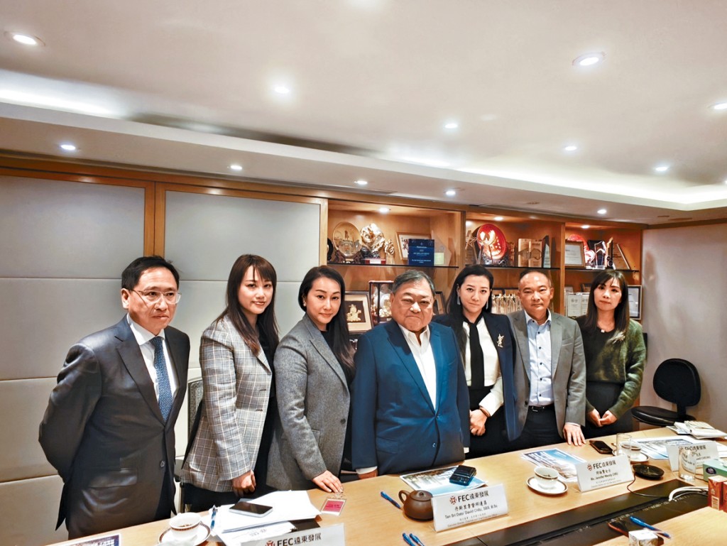 邱達昌(左四)認為，香港樓市已見底。