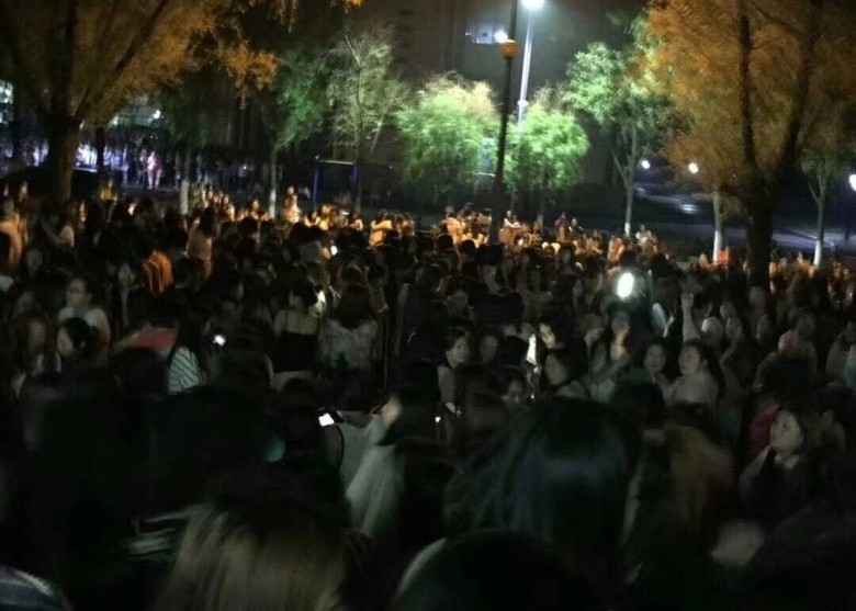 当地民众离开住所，涌到大街上。（网图）