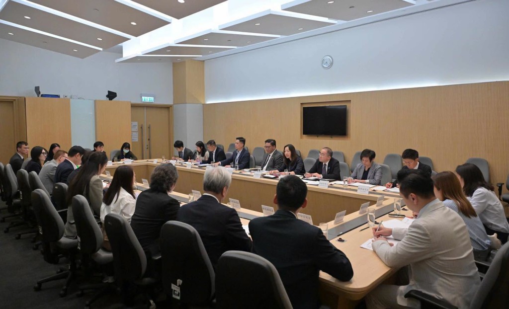 民政總署聯同消防處今日(30日)與酒店業界代表舉行會議,與業界代表交流和深入討論。民政總署FB 民政總署聯同消防處今日(30日)與酒店業界代表舉行會議,與業界代表交流和深入討論。民政總署FB