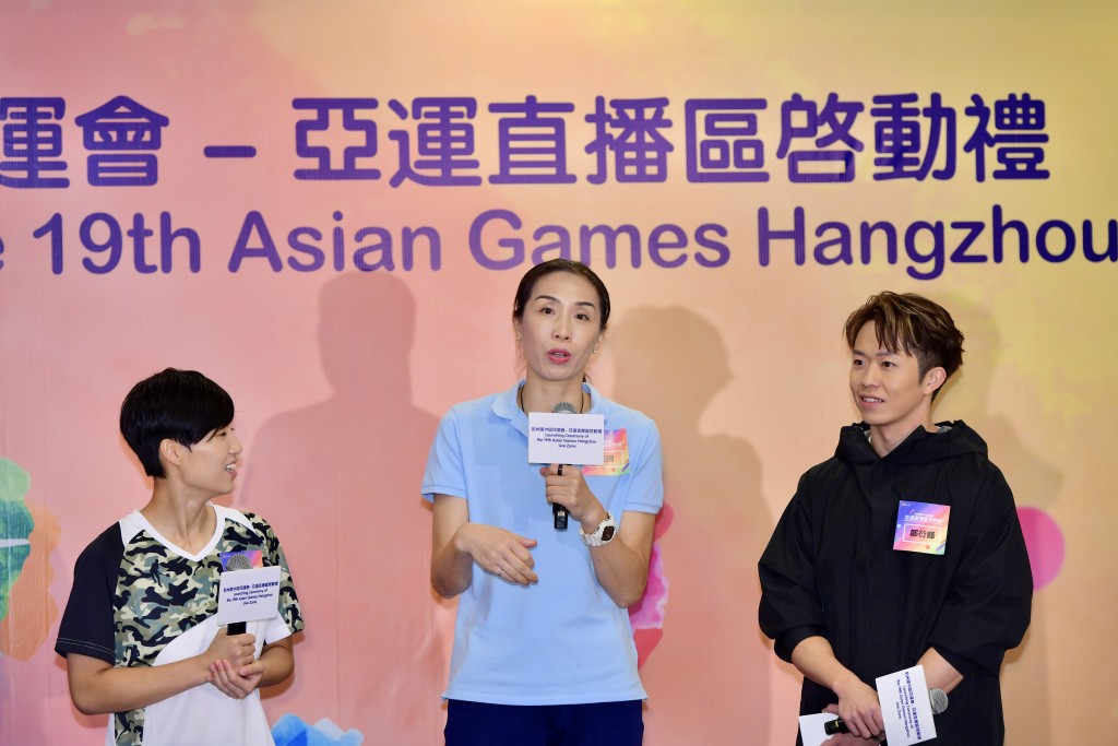 中國女排前隊長孫玥（中）及香港羽毛球運動員葉姵延（左）亦有出席儀式。葉偉豪攝