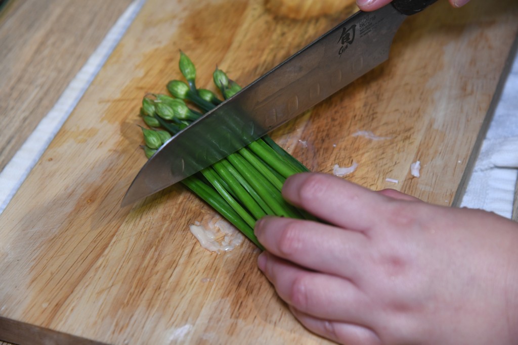 Step 3: 韭菜花洗淨，切成一吋段。Rinse the leek flower and cut into 1- inch sections.