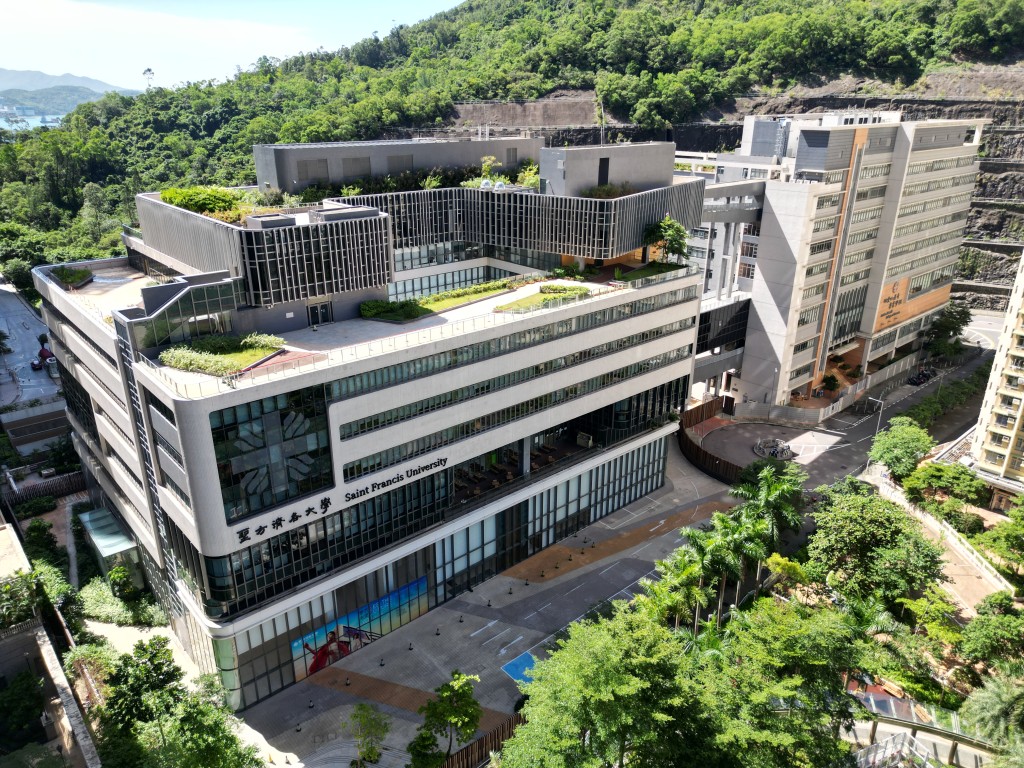 方大在DSE放榜前公開計劃進展，是基於公平性及知情決策的原則，讓學生及家長在選校時掌握最新資訊，圖為方大及白英奇位於將軍澳調景嶺校舍。（聖方濟各大學提供）