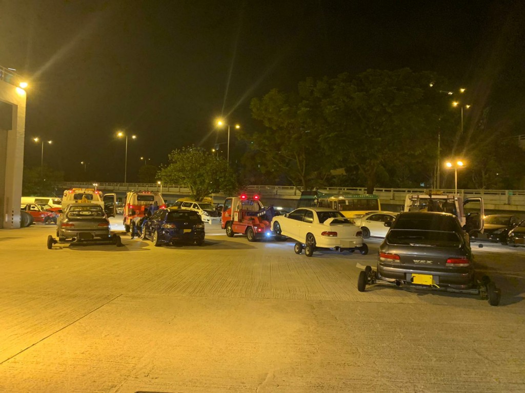 警方拖走5輛車及拘捕9人。警方提供