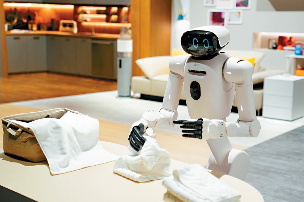 南韓LG電子的新款智能家庭機械人CLOiD，在拉斯維加斯展場上示範摺疊衣物。 美聯社