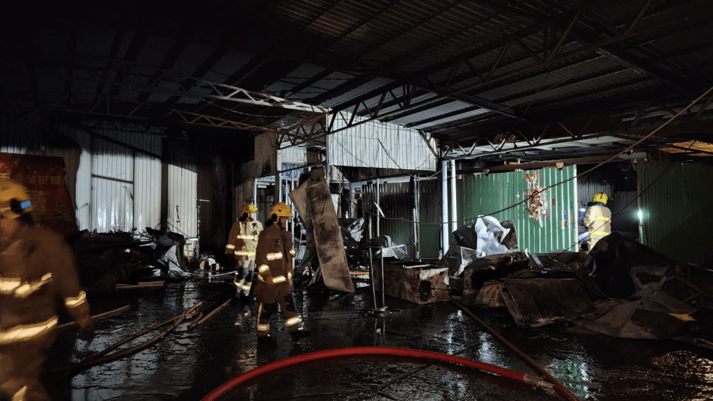 元朗港頭村一間8乘8米鐵皮村屋起火，警方接到多人報案，消防到場開喉灌救，將火救熄。黎志偉攝