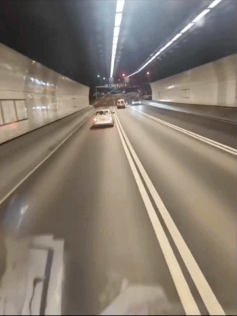 的士連切雙白線逆線行駛，對面線私家車及時避開。網上片段截圖