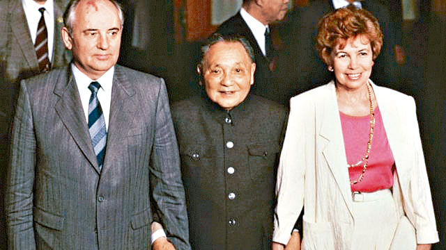 戈爾巴喬夫伉儷一九八九年訪華時與鄧小平合照。