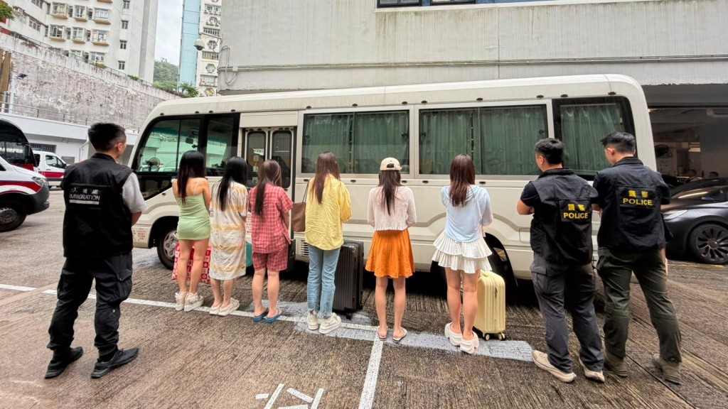 警聯同入境處新界南打擊黑工及掃黃 拘捕35人 包括12名賣淫女。警方提供