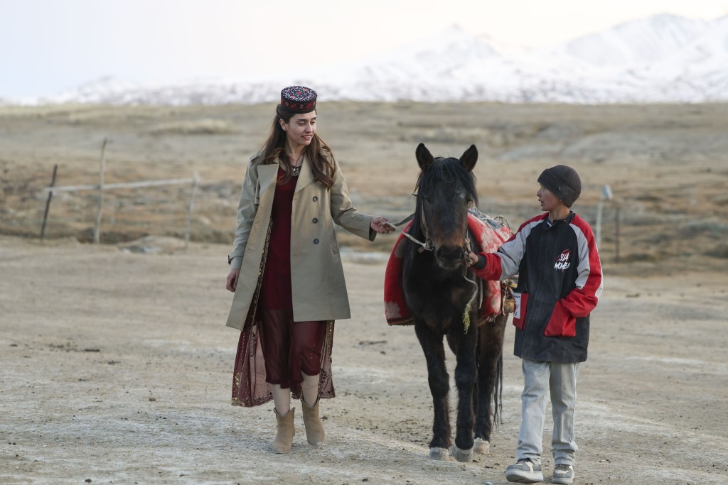 在新疆塔什庫爾干塔吉克自治縣瓦恰鄉夏布孜喀拉村，艾爾開牙·多力開（左）和一名同村的初中生聊外面的世界。 新華社