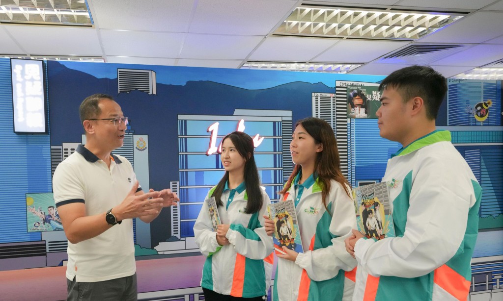海關助理關長黃浩然安排Customs YES會員參觀全港首個以反恐為主題的安全社區體驗館。海關FB圖片