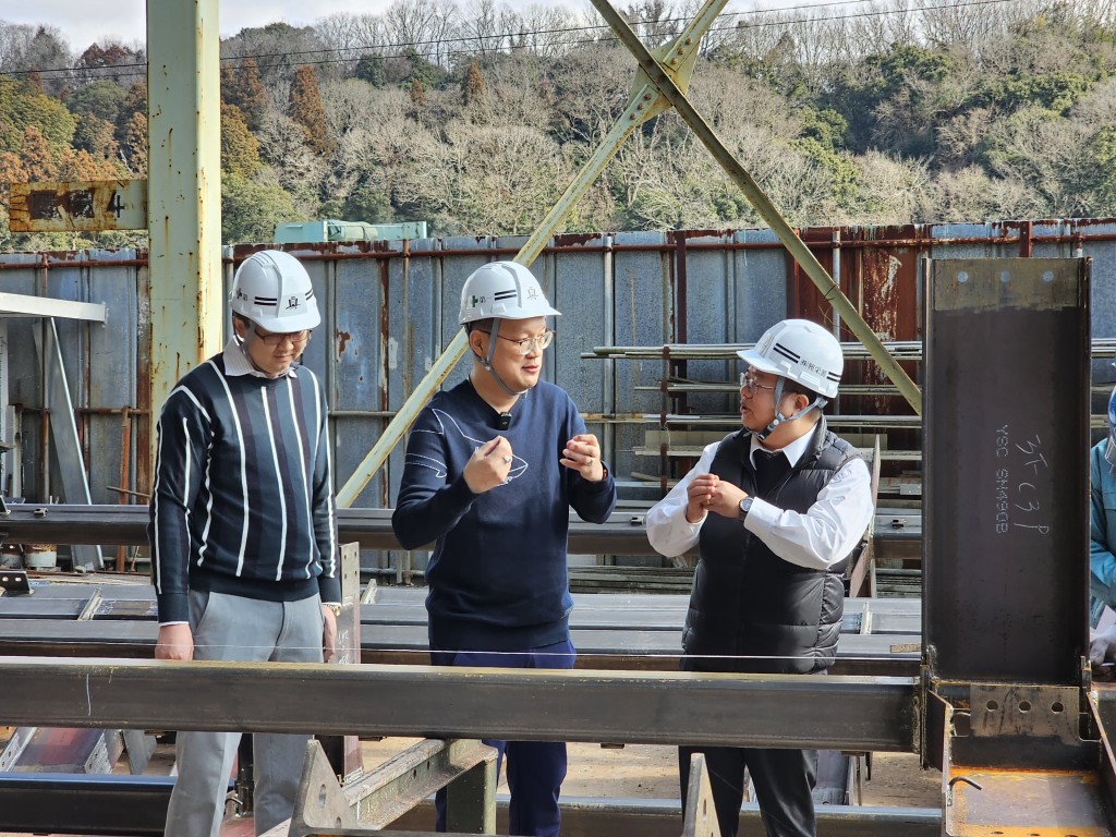 李丹翔（中）强调，在日本买楼须留意是否做好防震技术。（受访者提供）
