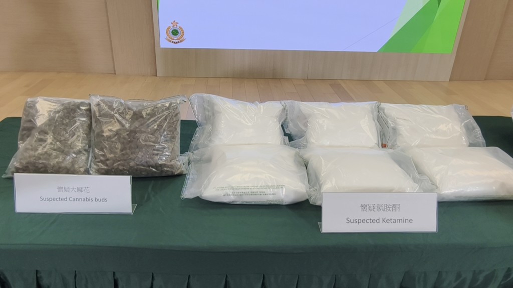 海關檢獲約21公斤懷疑氯胺酮及約1.1公斤懷疑大麻花,估計市值共約1025萬元。徐裕民攝 海關檢獲約21公斤懷疑氯胺酮及約1.1公斤懷疑大麻花,估計市值共約1025萬元。徐裕民攝