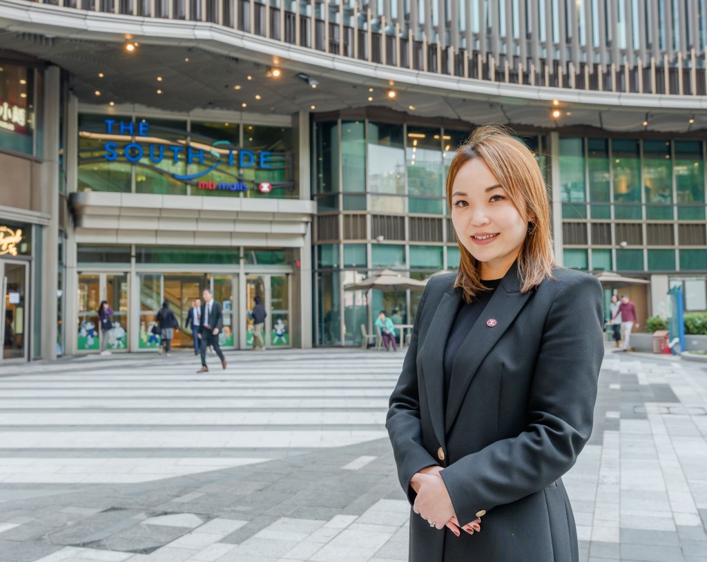 港鐵公司高級投資物業設施經理湯敏儀表示，公司在項目規劃與設計上着重以人為本，讓居民可無縫連接港鐵站，同時照顧日常生活所需。社區內加入商場、休憩空間及綠化環境等設施，為居民提供更完善、更便利的生活配套。