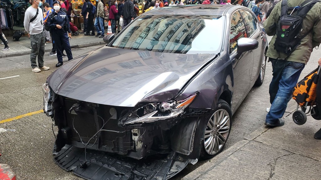 觀塘昨日有私家車撞上行人路，造成3人受傷。資料圖片
