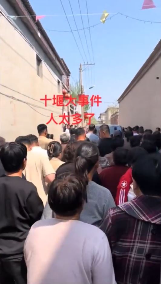 事故後，大批當地民眾到案發現場悼念。Ｘ