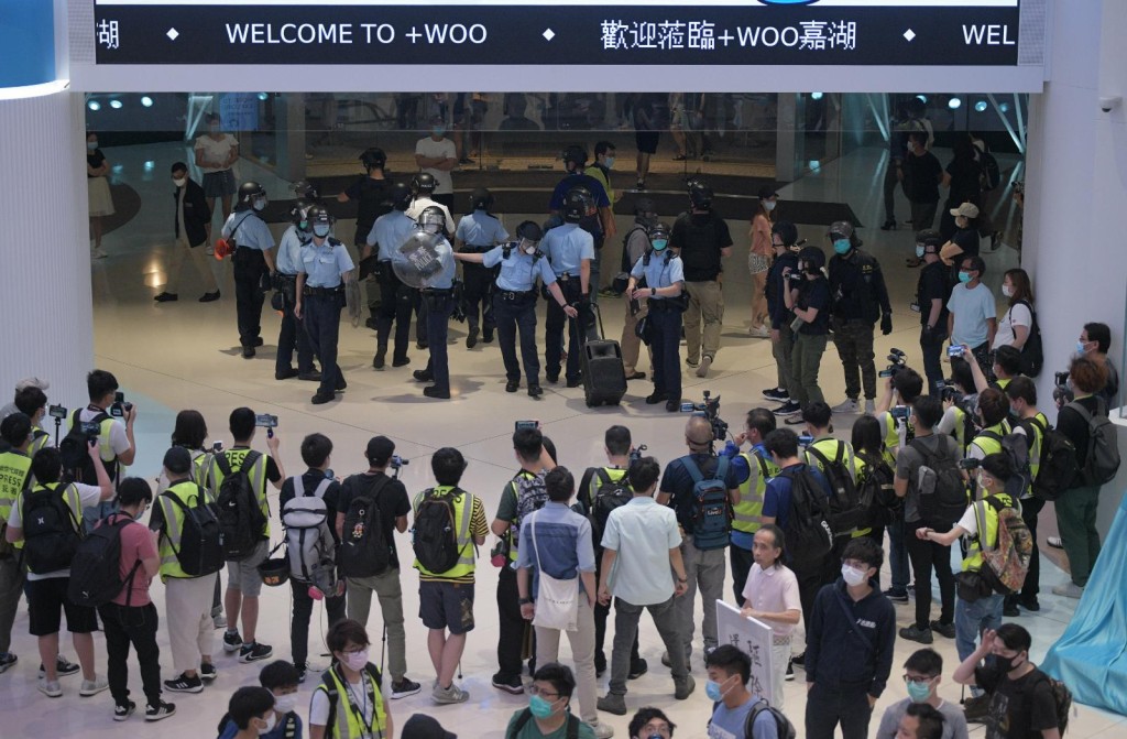 警方進入商場驅散人群