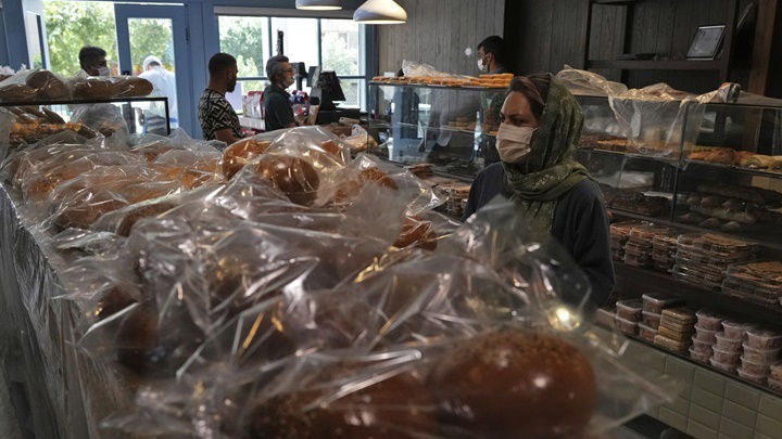 伊朗的麵包及食油等糧食價格受俄烏戰事影響急升。AP圖片