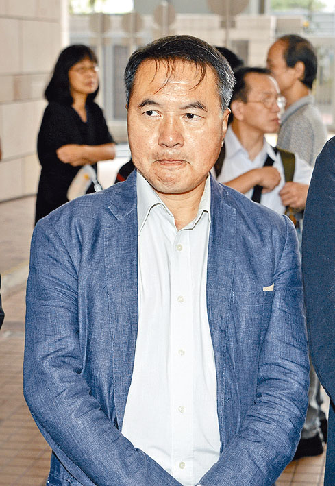 ■李永達被揭發在前日晚上離開香港飛往倫敦，由他的妻子陳樹英送機。