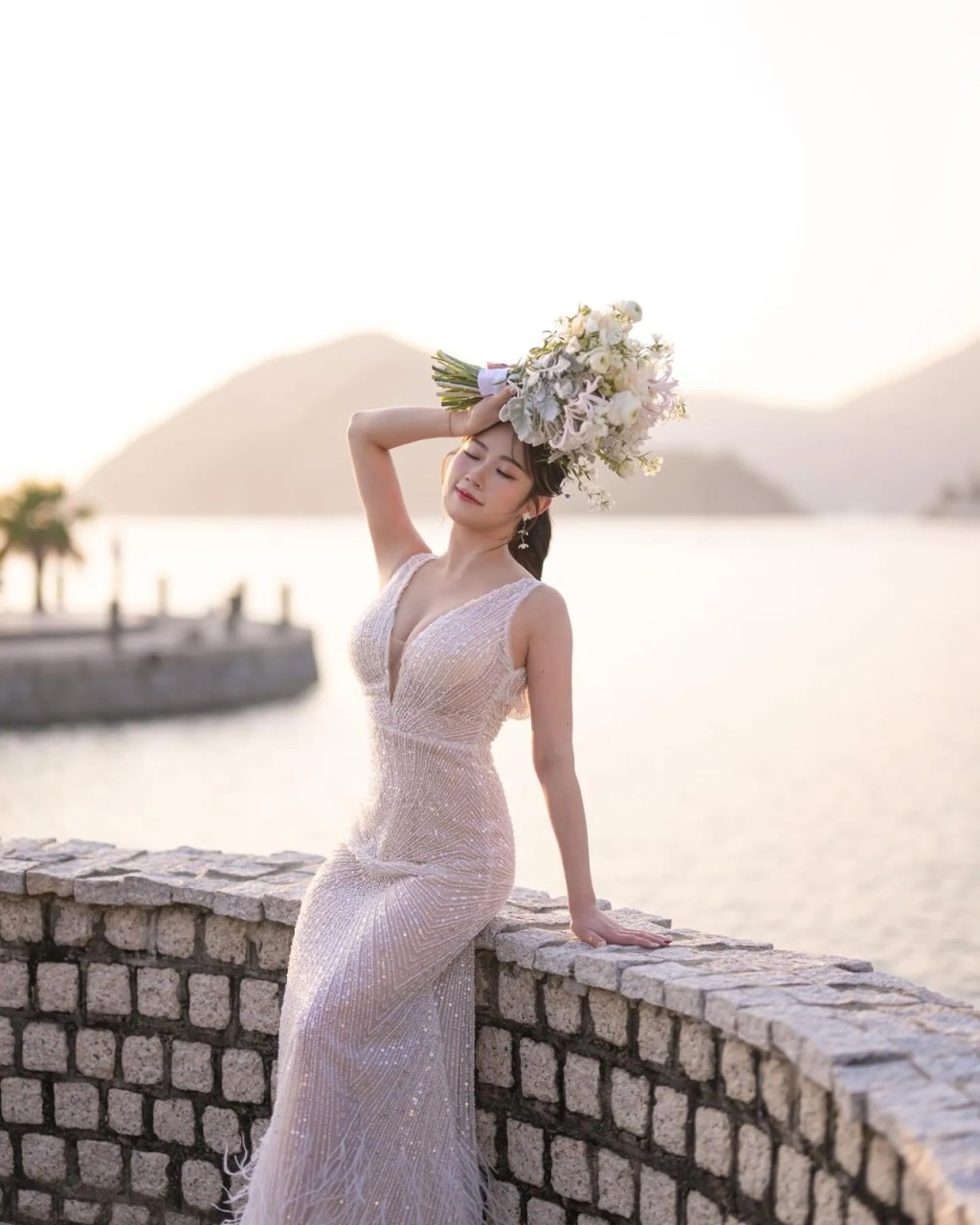 黃婧靈穿上Deep V銀白色透視婚紗盡騷導彈胸及纖細長腿。 黃婧靈穿上Deep V銀白色透視婚紗盡騷導彈胸及纖細長腿。