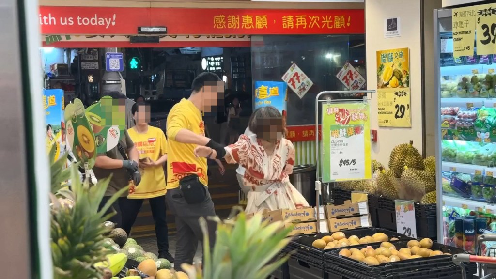 雙方拉拉扯扯,糾纏多時。 雙方拉拉扯扯,糾纏多時。