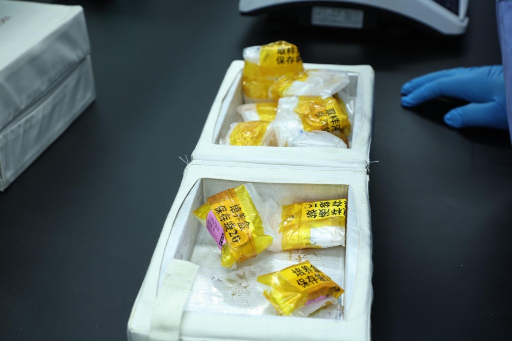 科研人員檢查神舟十九帶回的科學實驗樣品。 科研人員檢查神舟十九帶回的科學實驗樣品。