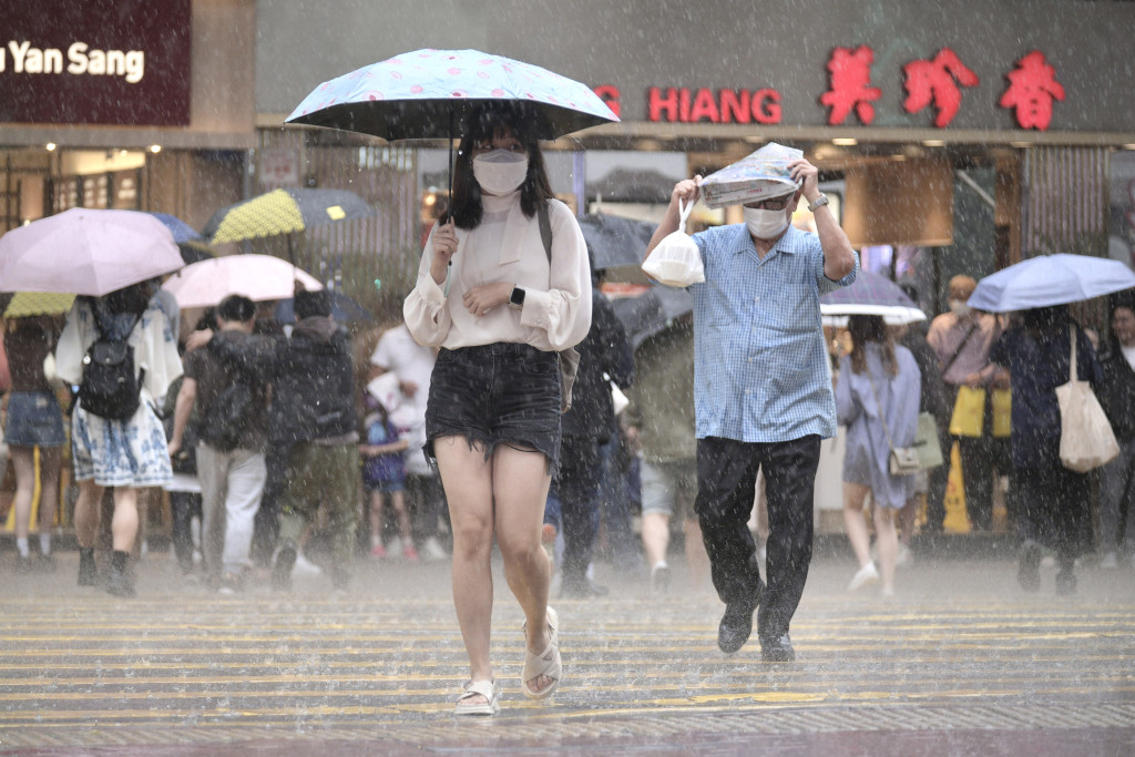 本港下午多處地區錄得超過30毫米雨量。陳浩元攝