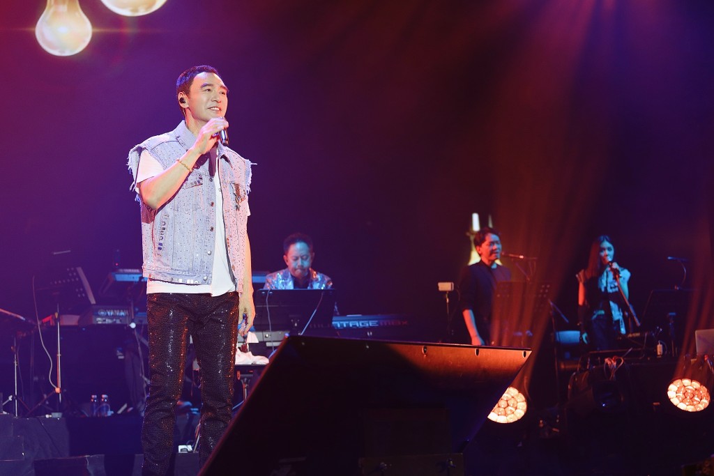 鍾懿（圖中最右）臨時上陣為B哥的新加坡個唱做和音。