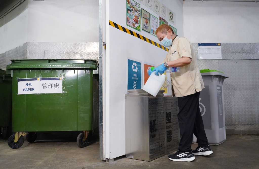 清潔公司觀察到居民已逐漸養成儲起膠樽、鋁罐和紙皮回收的習慣。 清潔公司觀察到居民已逐漸養成儲起膠樽、鋁罐和紙皮回收的習慣。