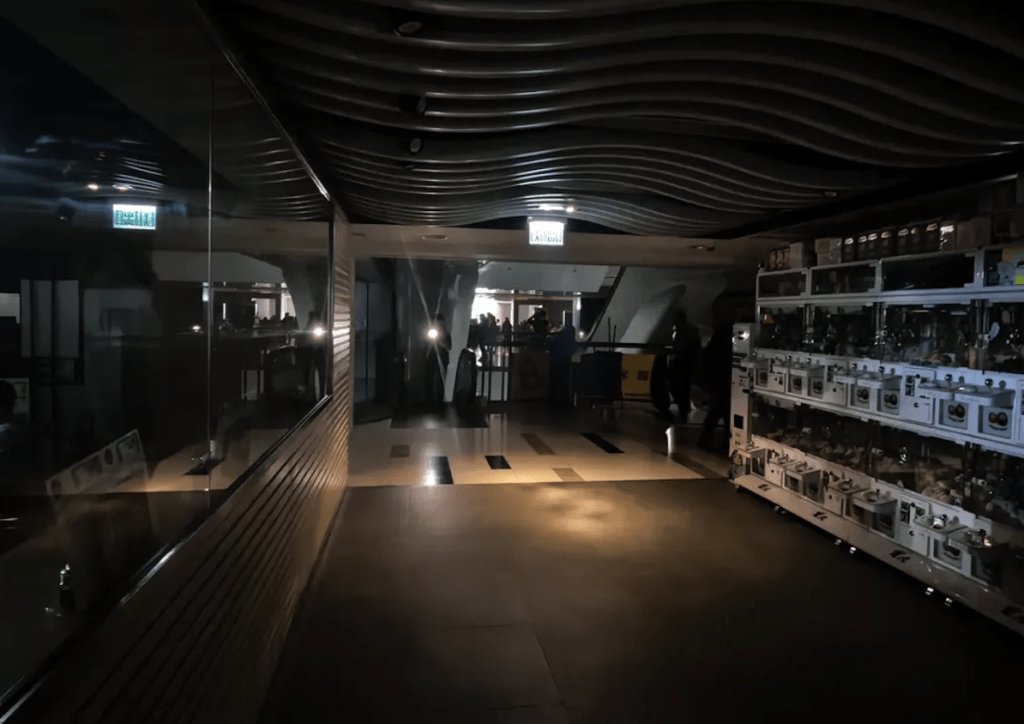 九龍城廣場一片漆黑。Thread@Sheep_mea_mea 九龍城廣場一片漆黑。Thread@Sheep_mea_mea