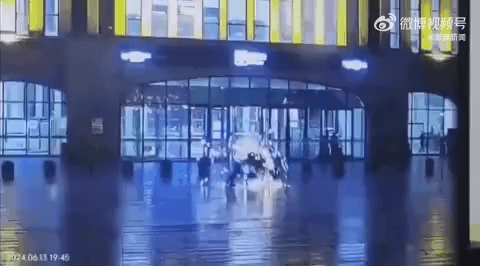 兩旅客打傘路經遼寧錦州北站遭雷擊。