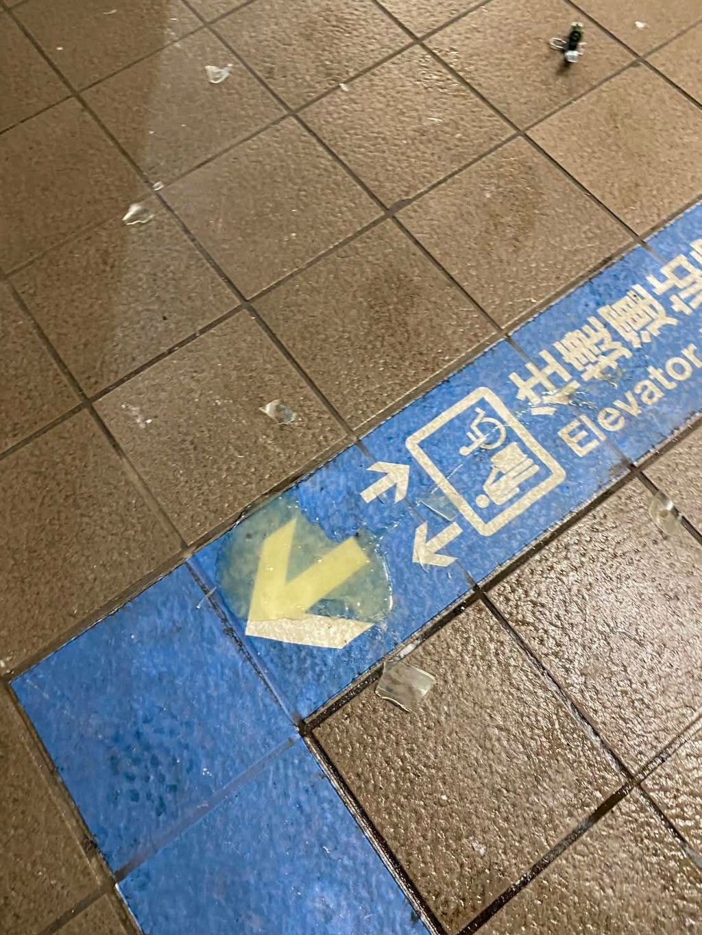 現場留下彈藥殘骸。 中時