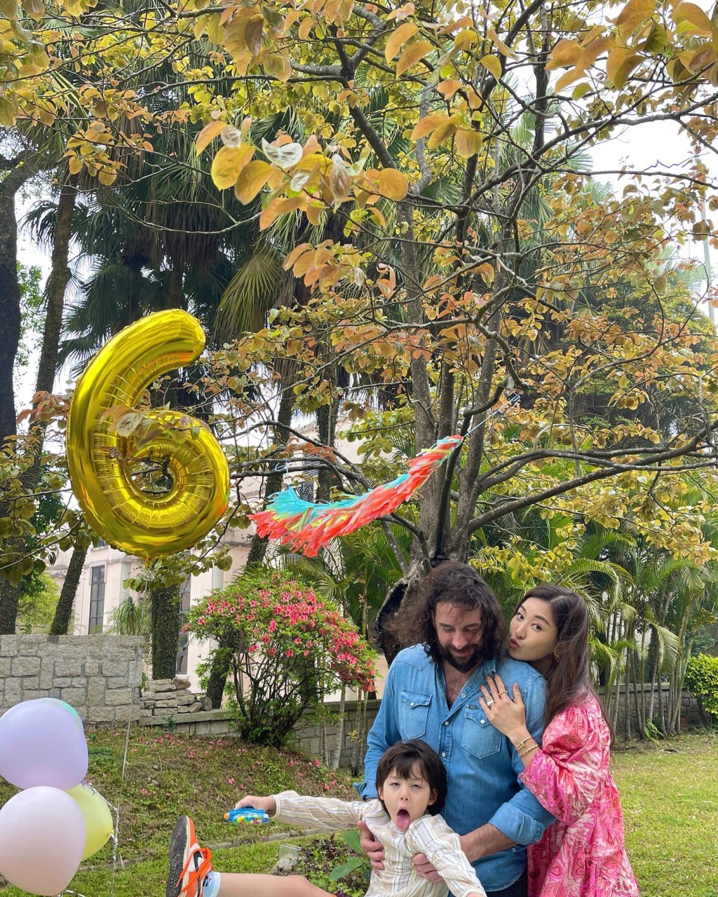 去年3月时，周汶锜为细仔庆祝6岁生日。