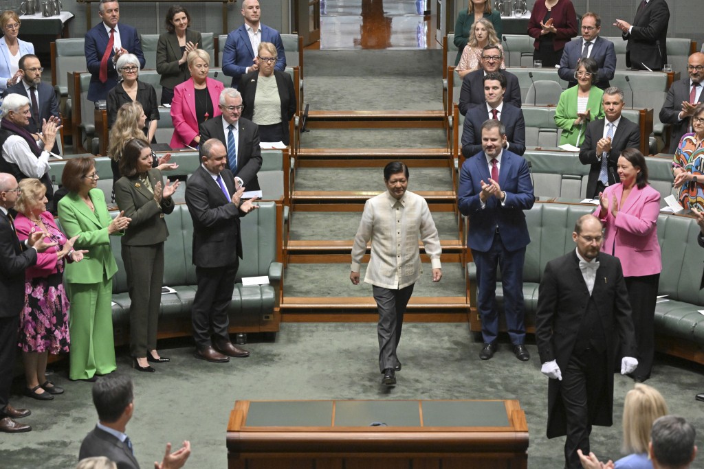 小马可斯受到澳洲国会议员鼓掌欢迎。美联社
