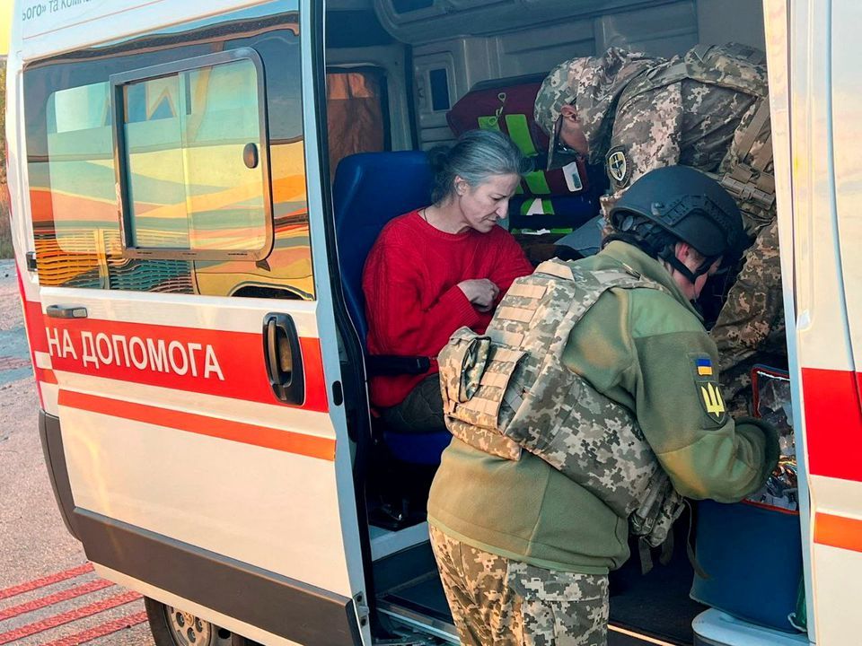 一名乌克兰战俘获释后须接受医疗护理。路透