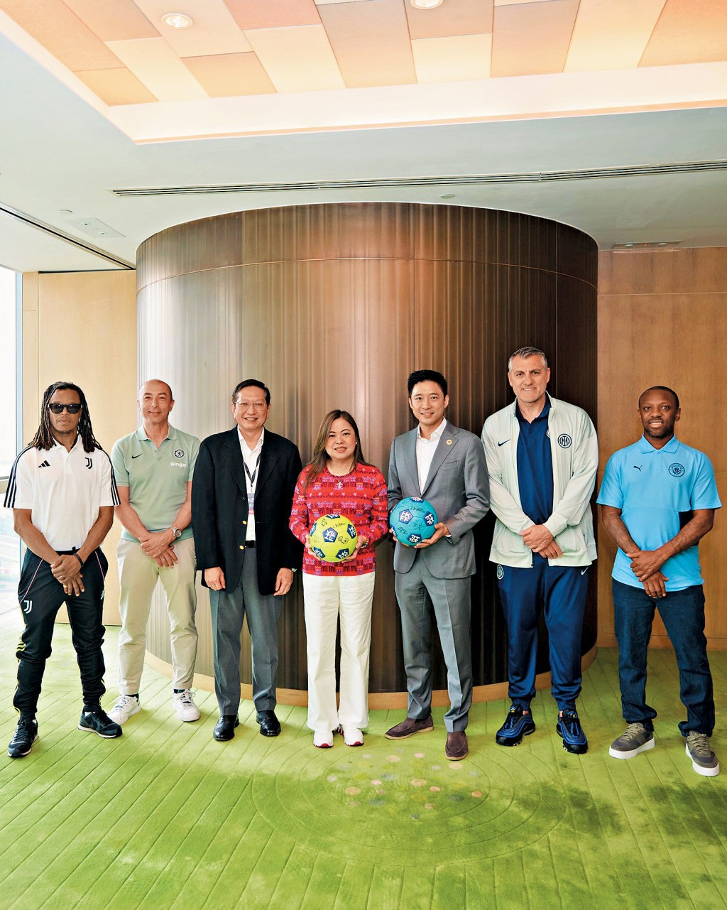 文體旅局局長羅淑佩和啟德體育園行政總裁金民豪(左三)昨在香港足球盛會2026記者會上，與四位四大球會名宿合照。