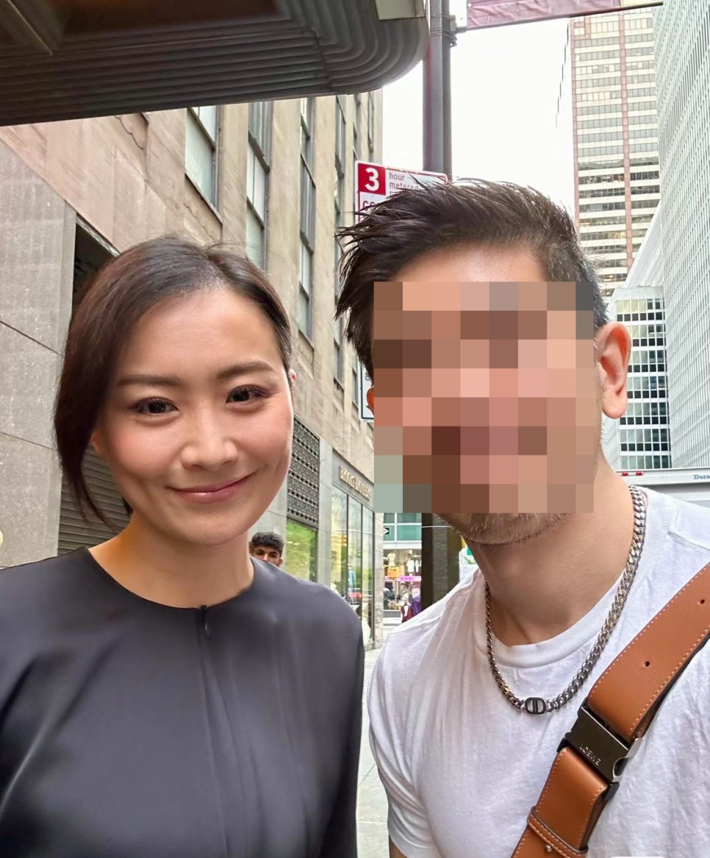 有网民早前贴出在纽约与陈法拉的合照。
