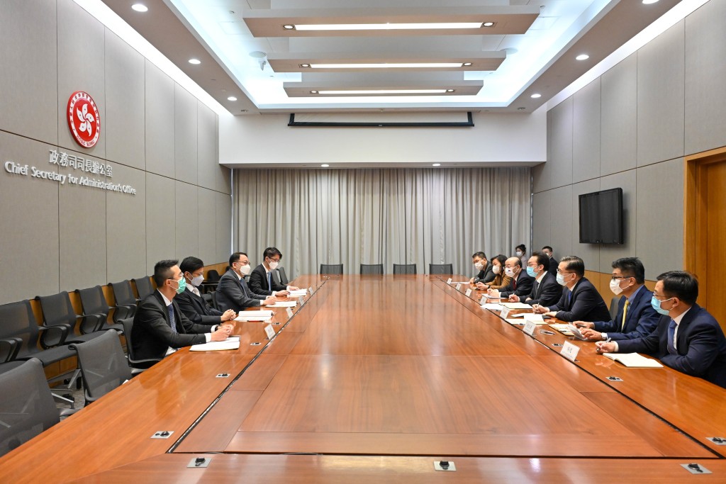 政務司司長陳國基（左三）今日（二月二十一日）與天津市副市長朱鵬（右四）會面，就進一步加強香港與天津合作交換意見。(政府新聞處提供)
