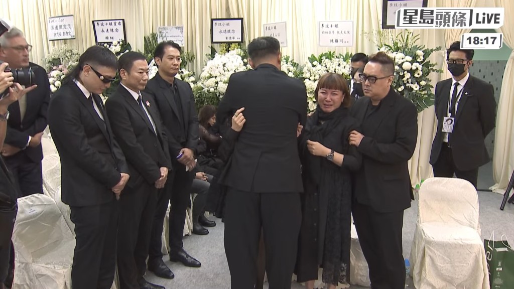 觀看喪禮直播的網民都即時留言表示心疼。