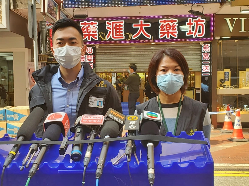 警方拘捕銅鑼灣駱克道一間藥房的兩名男職員,涉嫌藉推銷藥材詐騙,以及非法管有第一類。