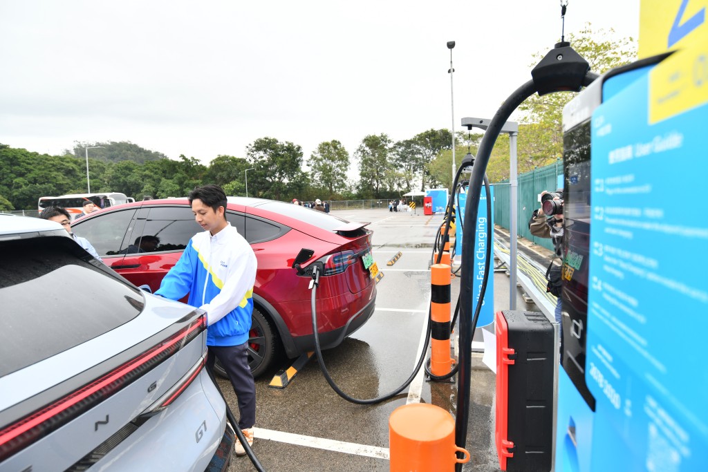 他亦建議粵車司機可購買原廠轉接充電頭，以方便在本港其他充電樁充電。盧江球攝