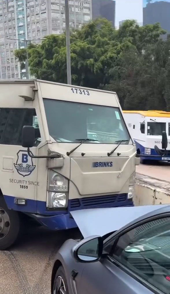解款車車頭僅輕微損毀。網上片段截圖