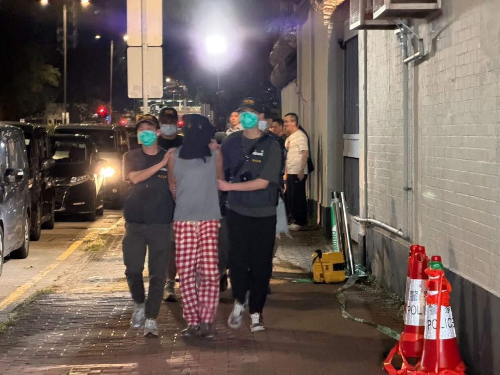 行動中,海關共拘捕27名男女,當中4人為持「行街紙」的南亞裔人士。曾志恒攝 行動中,海關共拘捕27名男女,當中4人為持「行街紙」的南亞裔人士。曾志恒攝