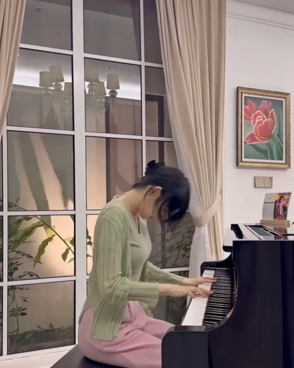 林明禎在豪宅拍片晒琴技，彈奏《鐵達尼號》主題曲《My Heart Will Go On》。